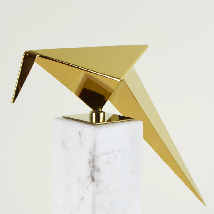 Leaning Origami Bird - Detail - Contemporary Decorative Object. Inspired by the Japanese origami art. Gold colour ornament with Calacatta marble base. Origami Bird Sculpture. Materials: Nickel plated steel, Calacatta marble. Bird theme home accessories. M
