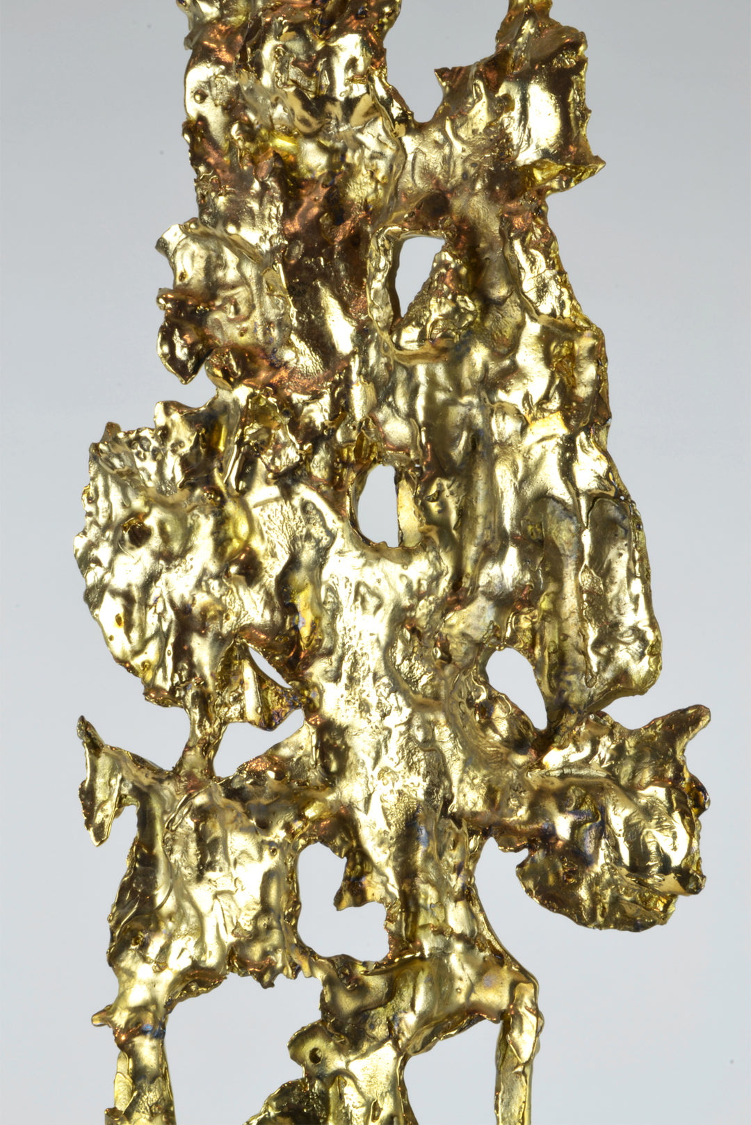 Molten Brass Leaf - Detail 3 - Brass Sculpture. Abstract style large decorative object. Gold colour. Calacatta marble base. Materials: Brass, Marble Centrepiece home decor. A luxurious sculpture to be the focal point in any interior. Top interior design t